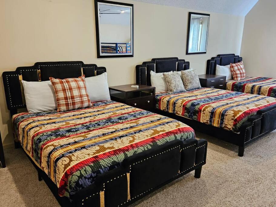Peaceful & Elegant Sleeps 16 With Pool Near Mall
