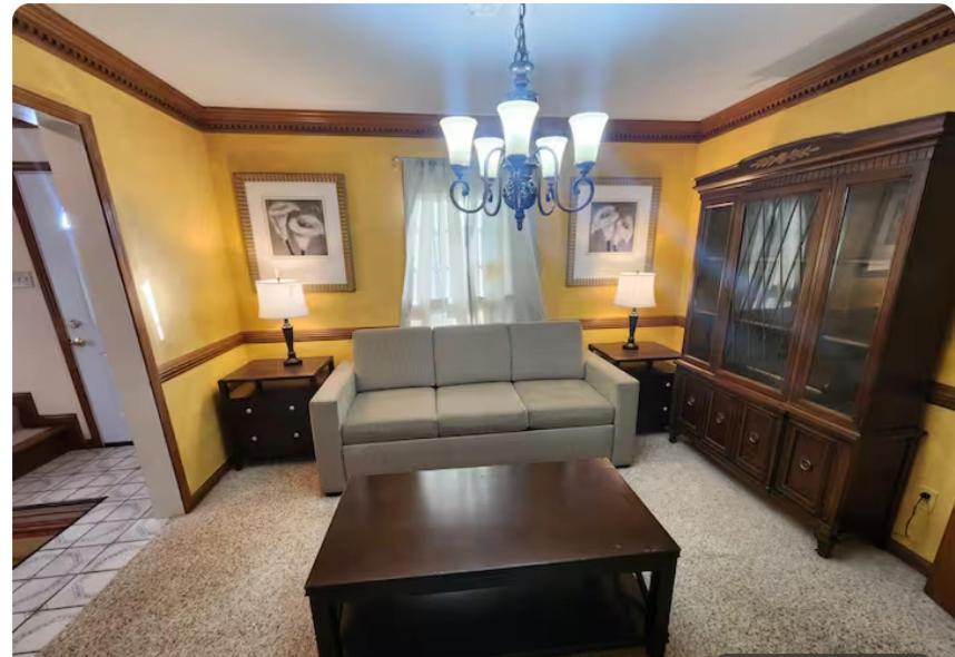 Peaceful & Elegant Sleeps 16 With Pool Near Mall Holiday home