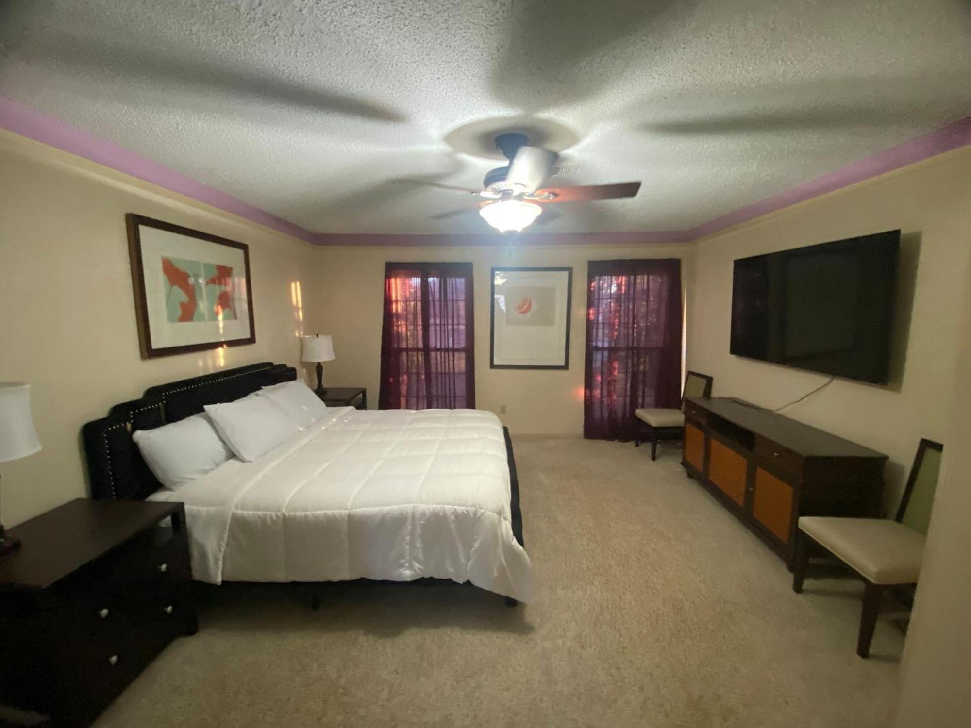 Peaceful & Elegant Sleeps 16 With Pool Near Mall Holiday home *